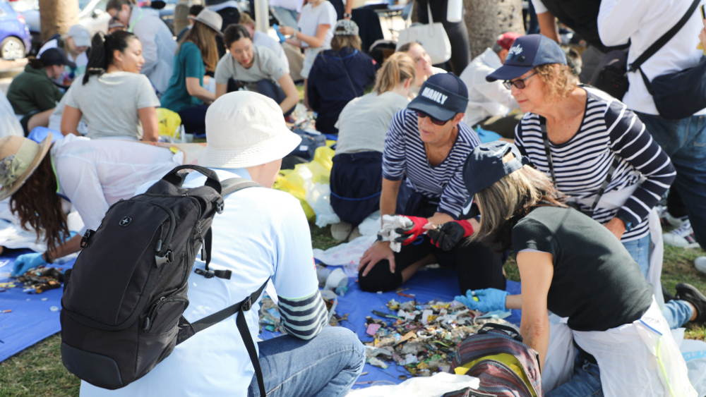 Team of people collecting plastic waste during Spogomi competition